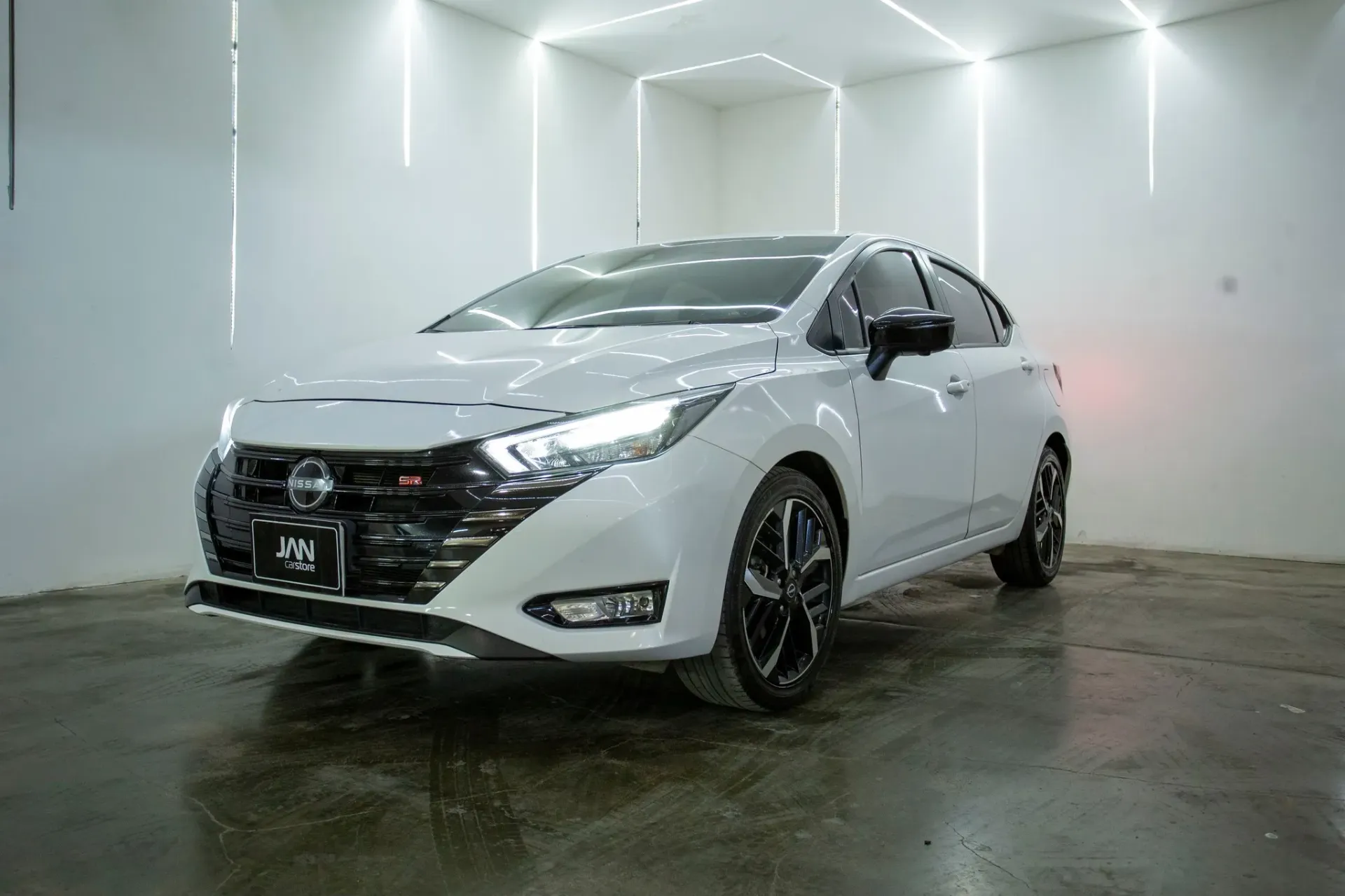 NISSAN VERSA SR 2024